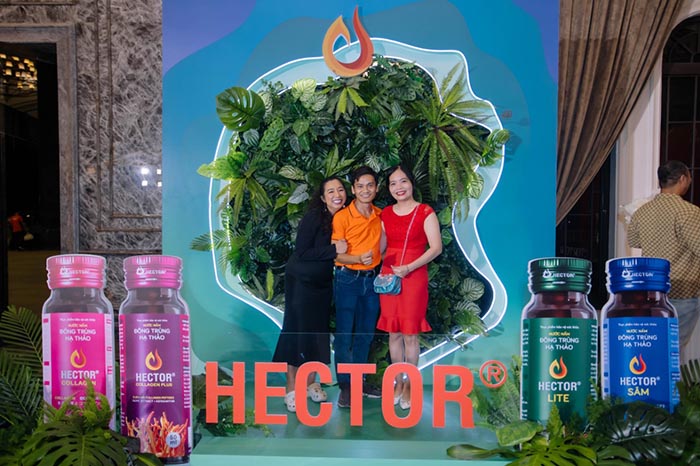 Vợ chồng anh Thảo cùng Chị Trang La (Co-Founder Hector) tại Hector tour 2024