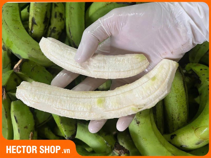 Chuối xanh được bỏ vỏ trước khi đưa vào sản xuất