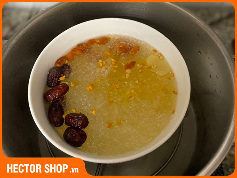 Sợi nấm đông trùng hạ thảo được cắt ngắn chưng với yến sào
