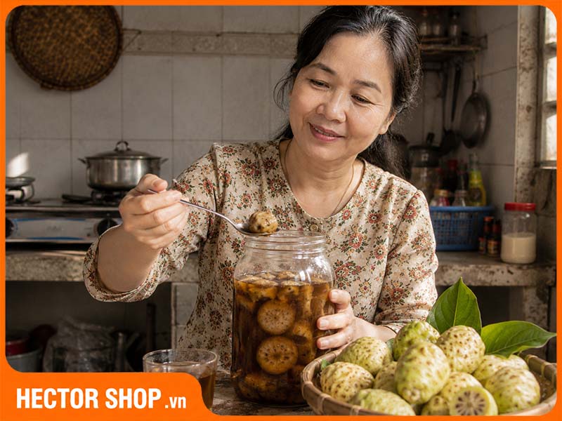 Đậy kín nắp trái nhàu ngâm đường phèn để bảo quản được lâu hơn