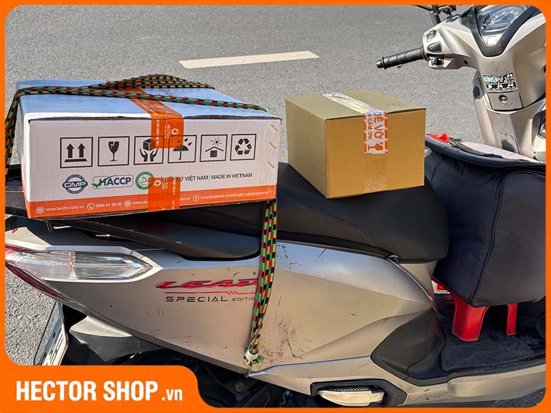 Hector Shop giao hàng siêu tốc bằng xe máy