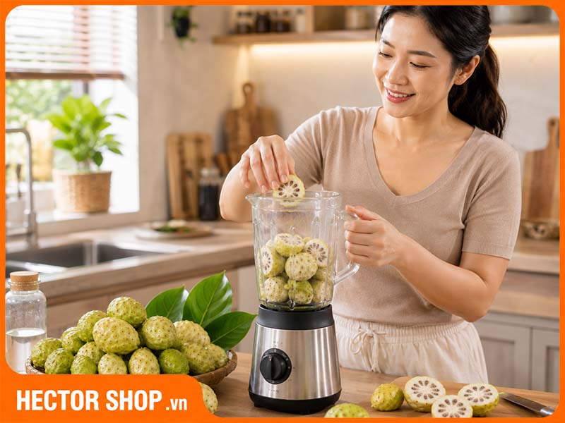 Xay trái nhàu tươi làm nước ép