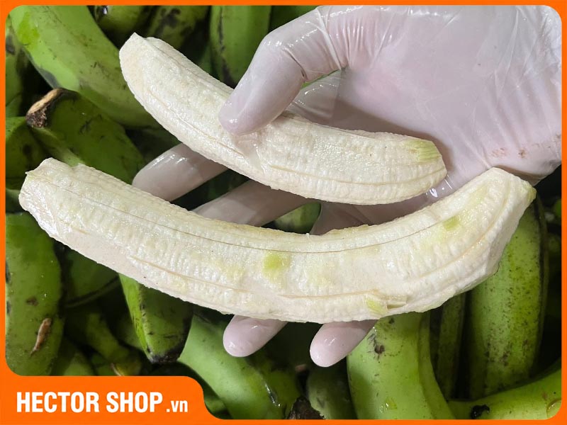 Chuối xanh được gọt bỏ vỏ trước khi chế biến