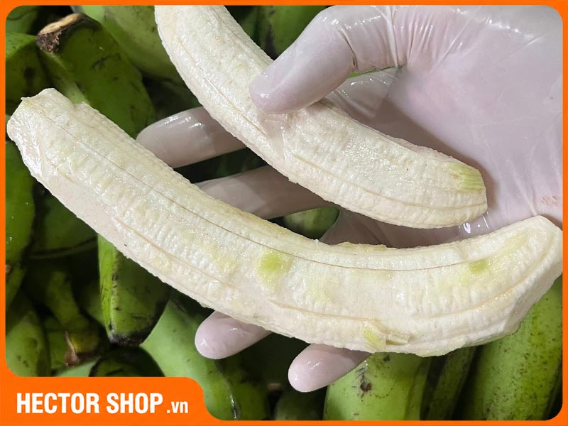 Chuối xanh được gọt bỏ phần vỏ