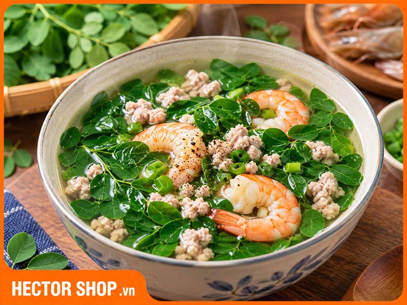 Rau chùm ngây có thể nấu cùng tôm, thịt, hải sản